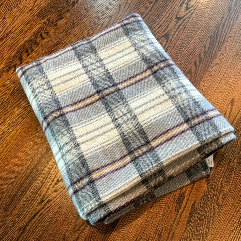 Poyet Motte France Wool Plaid Blanket Grey Cream Twin Luxury Cabin Old Money EUC